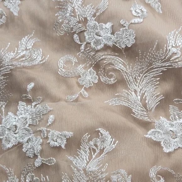 Elegant Lace Wedding Dress in Cream - Picture 2 of 9